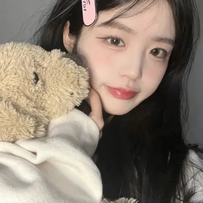 坐在酒吧里吃蛋糕